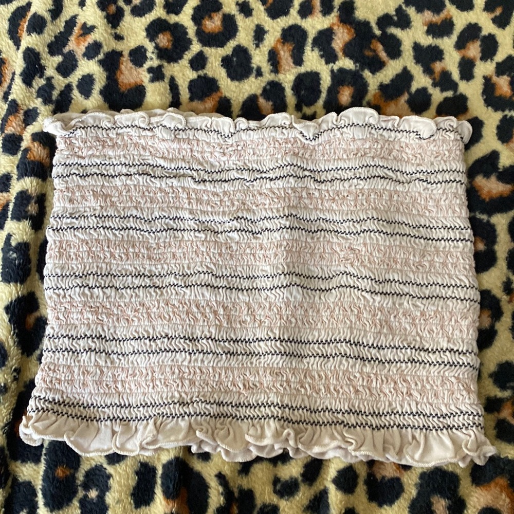American Eagle cute beige crop top.